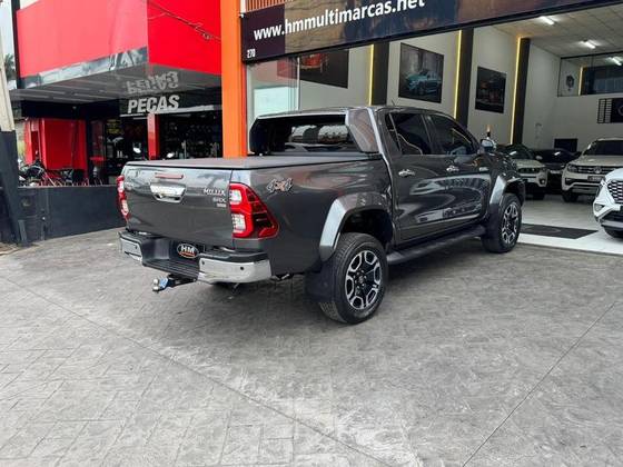 TOYOTA HILUX 2.8 D-4D TURBO DIESEL CD SRX PLUS 4X4 AUTOMÁTICO TOYOTA HILUX 2.8 D-4D TURBO DIESEL CD SRX PLUS 4X4 AUTOMÁTICO